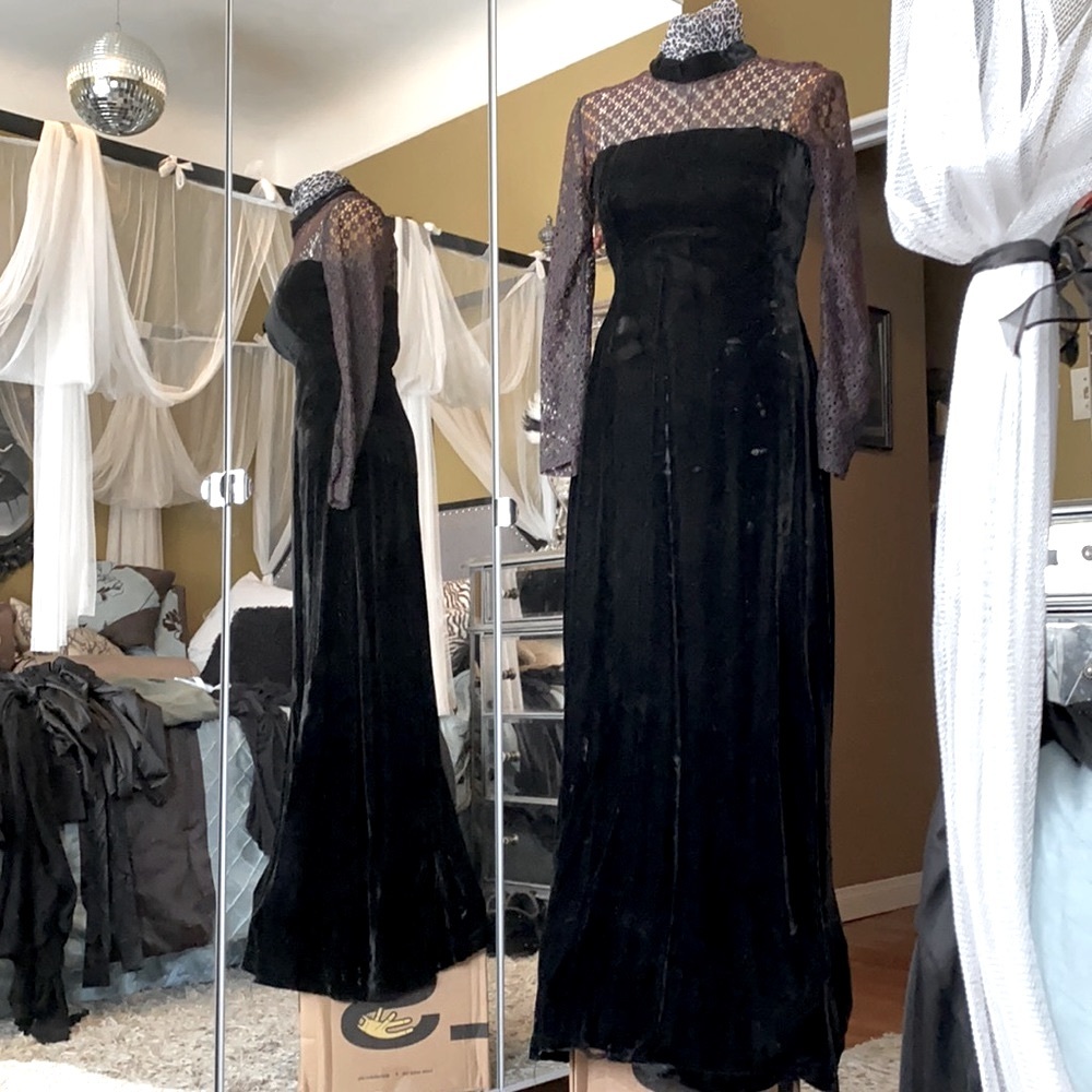 ❌SOLD ❌Stunning Vintage Black Velvet Maxi Dress